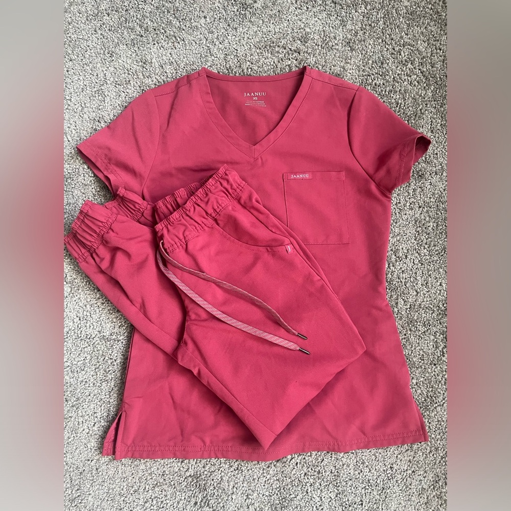 Jaanuu WarmBerry scrub set